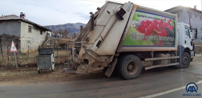 Adana'daki temizlik işçisi çöp kamyonunun altında can verdi