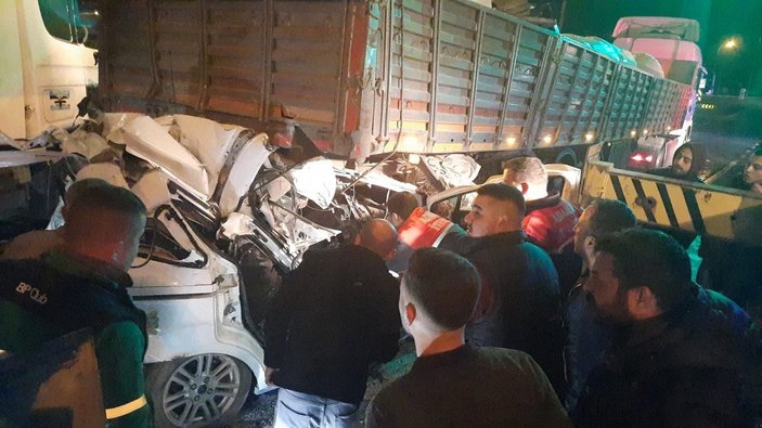 Adana'da tır ışıklarda bekleyen araçlara çarptı: 1 ölü, 4 yaralı