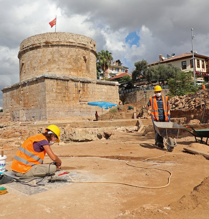 Antalya'daki Hıdırlık Kulesi'nin çevresindeki kazıda yeni bulgulara rastlandı