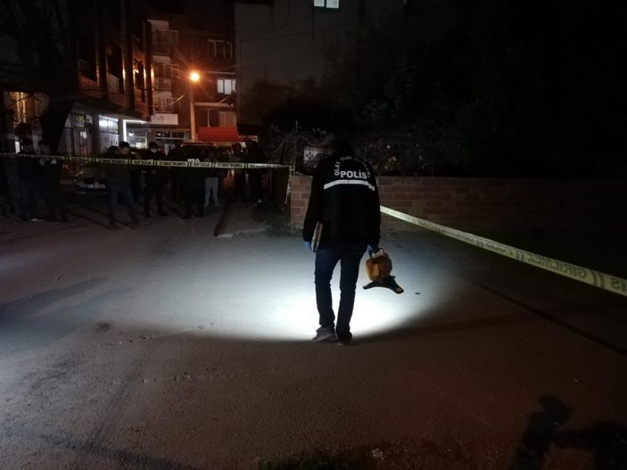 İzmir'de tartıştığı kişiler tarafından silahla öldürüldü