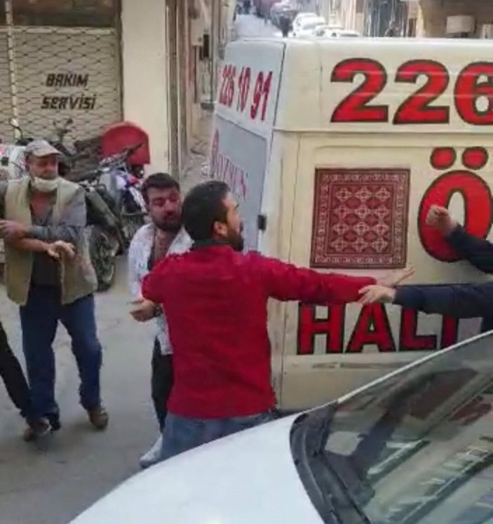 İzmir’de yol verme kavgasında demir çubuk ve bıçakla saldırdılar