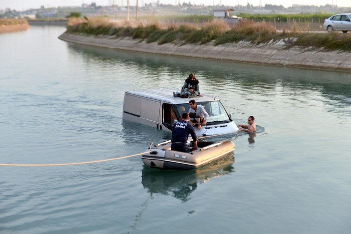 Adana'da minibüs sulama kanalına düştü: Çıkıp yardım beklediler
