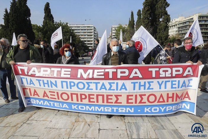 Yunanistan'da esnaf kısıtlamalar nedeniyle kepenk indirdi