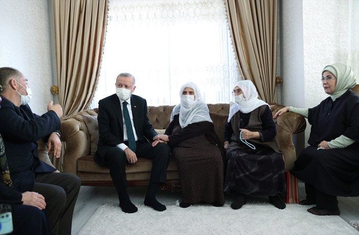 Cumhurbaşkanı Erdoğan Başak Cengiz'in ailesinin evine gitti