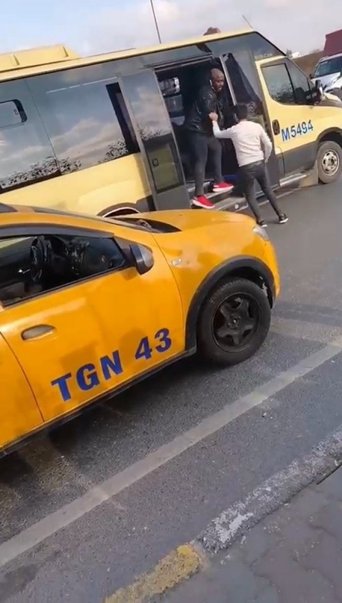 Esenyurt'ta taksiciler, giden yolcuyu demir sopayla minibüsten indirdi