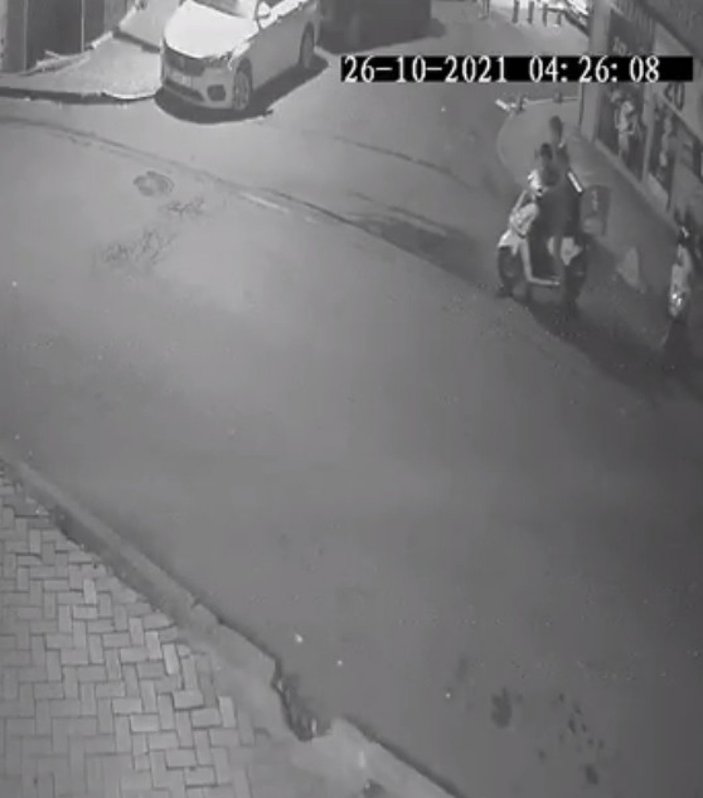 Kağıthane'de hırsızlar çalıntı motosiklet ile kaza yaptı