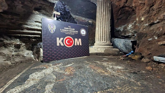 İzmir’de, bahçedeki kaçak kazıda yaklaşık 2700 yıllık mozaikler bulundu