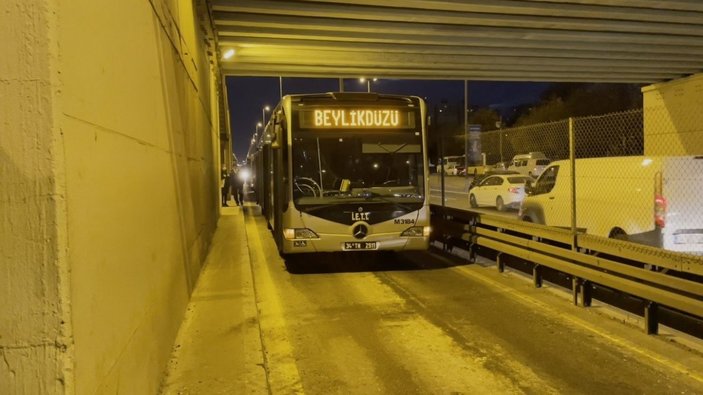 Yenibosna’da metrobüs arızalandı