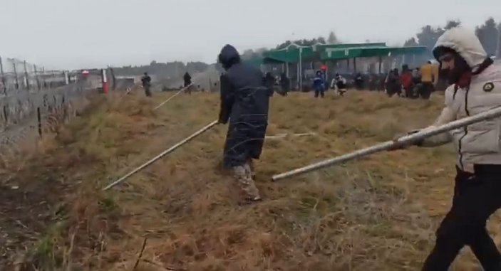 Göçmenler, Polonya sınırında çitleri yıkmaya çalıştı