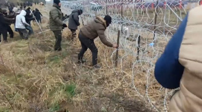 Göçmenler, Polonya sınırında çitleri yıkmaya çalıştı