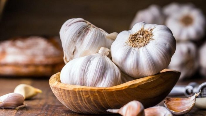 Saçınız, kaşınız ve kirpikleriniz dökülüyorsa sarımsakla tanışın! Kendisi küçük, gücü büyük...
