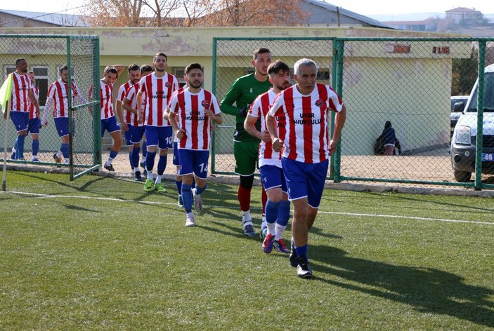 55 yıldır futbol oynayan Şerif Kunt, azmiyle gençlere örnek oluyor