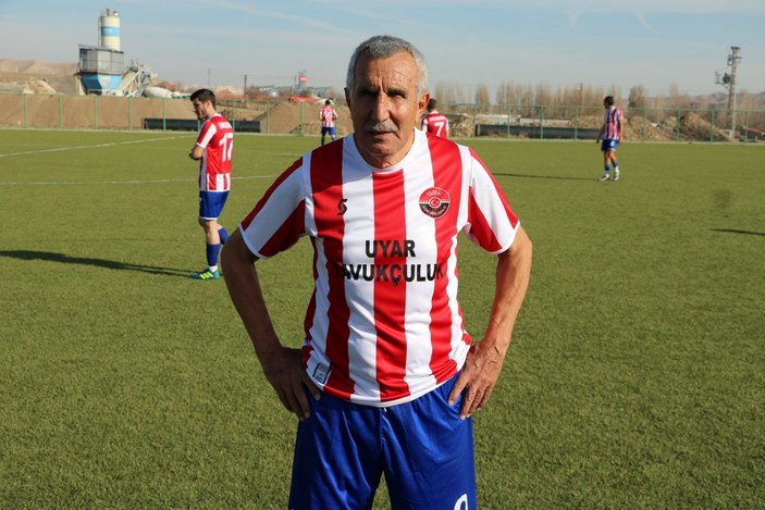 55 yıldır futbol oynayan Şerif Kunt, azmiyle gençlere örnek oluyor