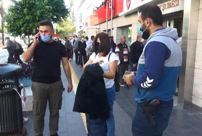 Antalya’da, bankada unutulan çanta paniğe neden oldu