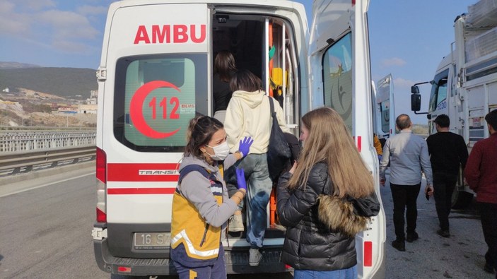 Bursa'da öğrencileri taşıyan otobüs kaza yaptı: 24 öğrenci yaralandı