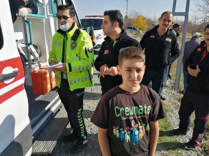 Erzincan'da çocuğun kullandığı otomobil şarampole devrildi