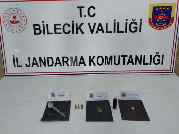 i Bilecik’te dur ihtarına uymadı, kaçarken yola uyuşturucu saçtı