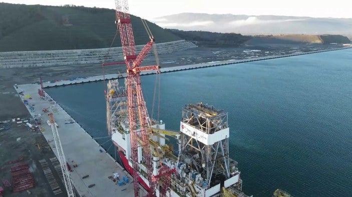 Yavuz Sondaj Gemisi'nin kule montajı çalışmaları sürüyor