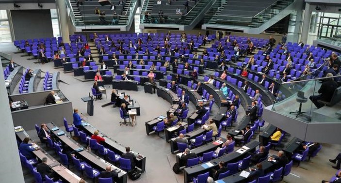Alman Meclisi'nde yeni koronavirüs önlemleri kabul edildi
