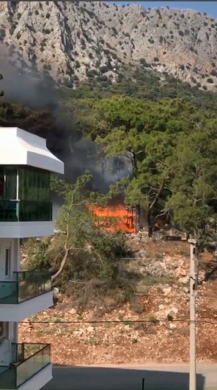 Antalya'da oğluyla kaldıkları baraka yandı, gözyaşlarına boğuldu
