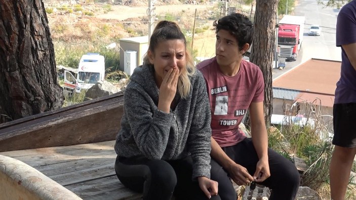 Antalya'da oğluyla kaldıkları baraka yandı, gözyaşlarına boğuldu