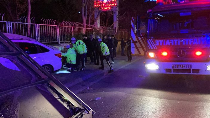 Ataşehir'de otomobil otobüs durağına daldı: 1 ölü 2 yaralı