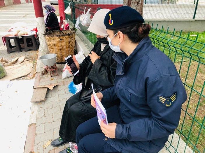 Jandarmadan köylü kadınlara KADES uygulaması