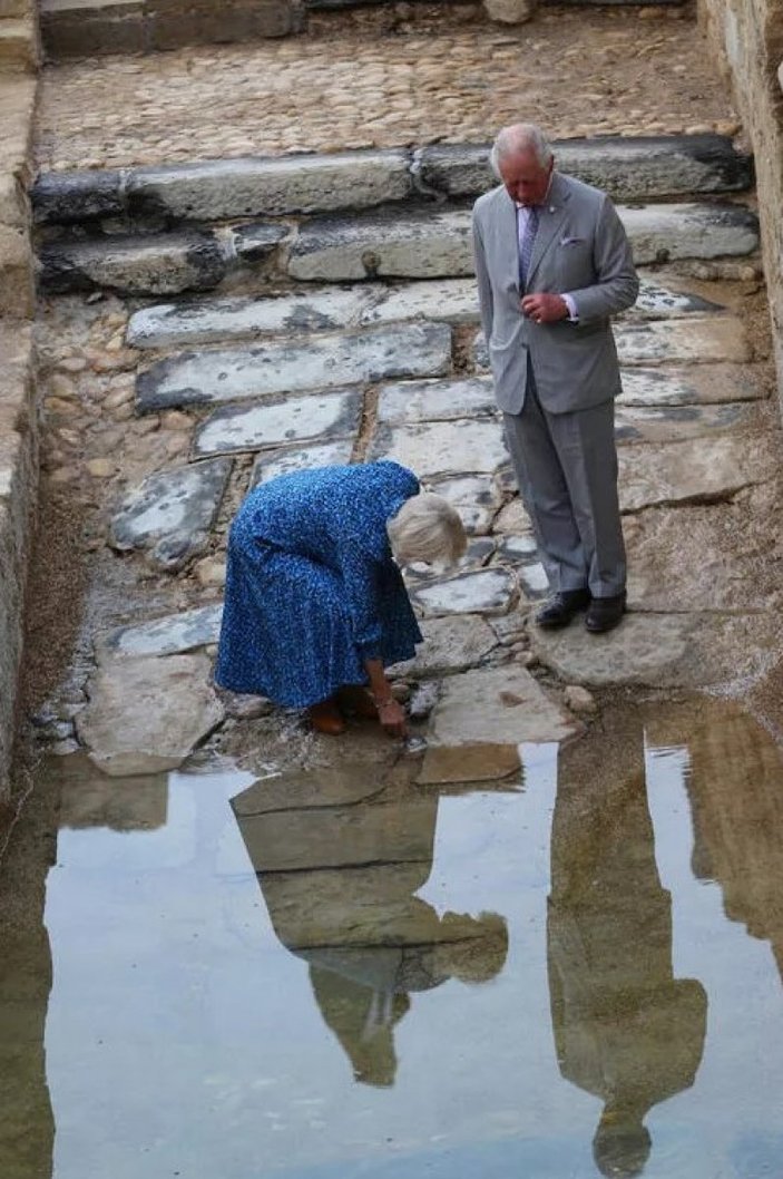 Prens Charles ve eşi Camilla, vaftiz için Ürdün'den şişelerle 'kutsal su' aldı