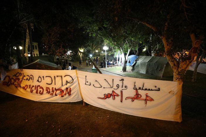 İsrail’in evlerinden çıkardığı Filistinliler, parkta kalmaya başladı