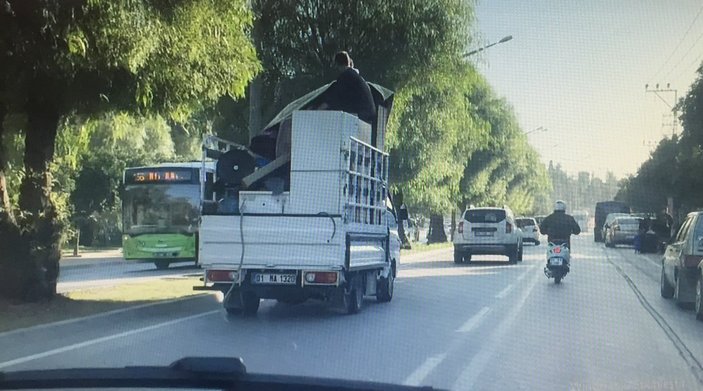 Adana’da kamyonet kasasında tehlikeli yolculuk kamerada