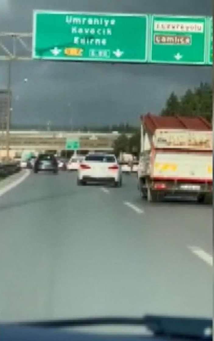 Ataşehir’de kazaya davet: TEM’de makas attı, yol kesti