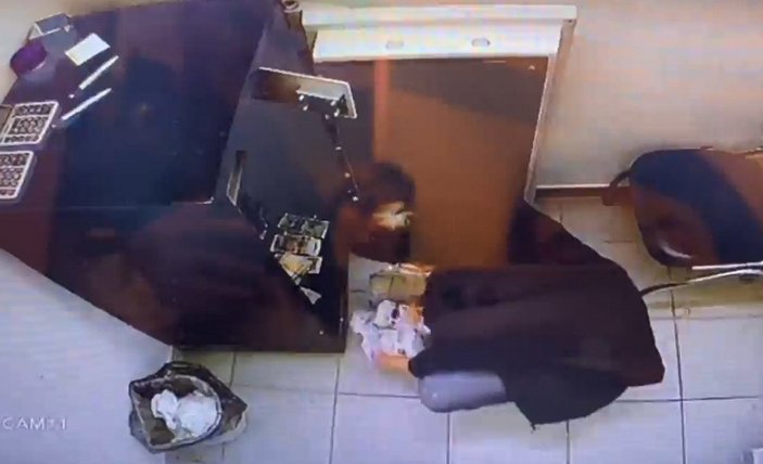 Taksim'de döviz bürosu çalışanı kasadaki paraları çaldı