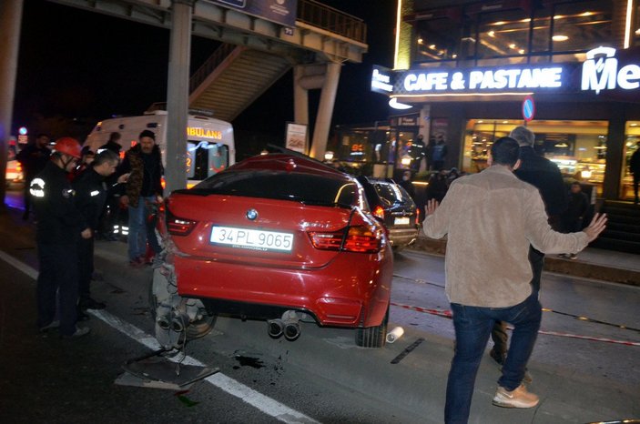 Avcılar’da makas atan iki otomobil çarpıştı