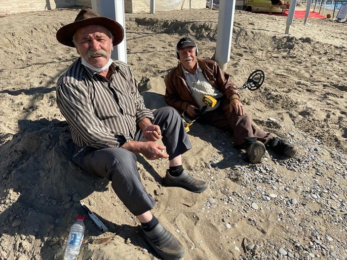 Antalya'da plaj definecileri turistlerden kalan kıymetli madenlerin peşinde