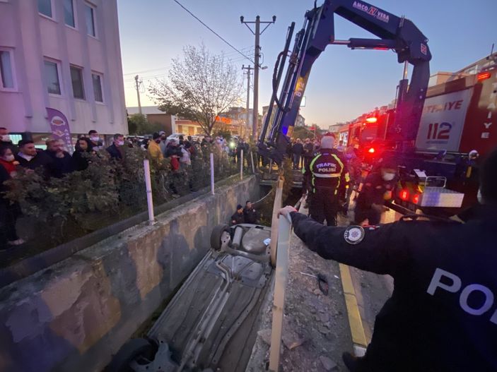i Balıkesir'de su kanalına uçan araçta 3 kişi yaralandı