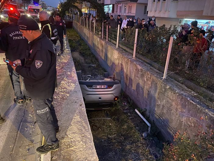 i Balıkesir'de su kanalına uçan araçta 3 kişi yaralandı