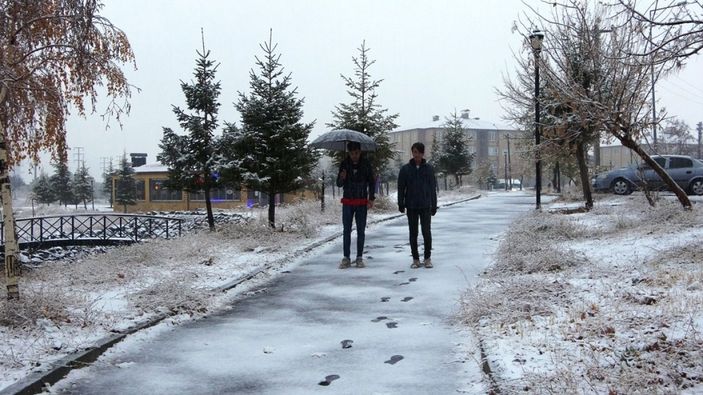 i Bitlis'e mevsimin ilk karı düştü