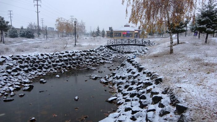 i Bitlis'e mevsimin ilk karı düştü
