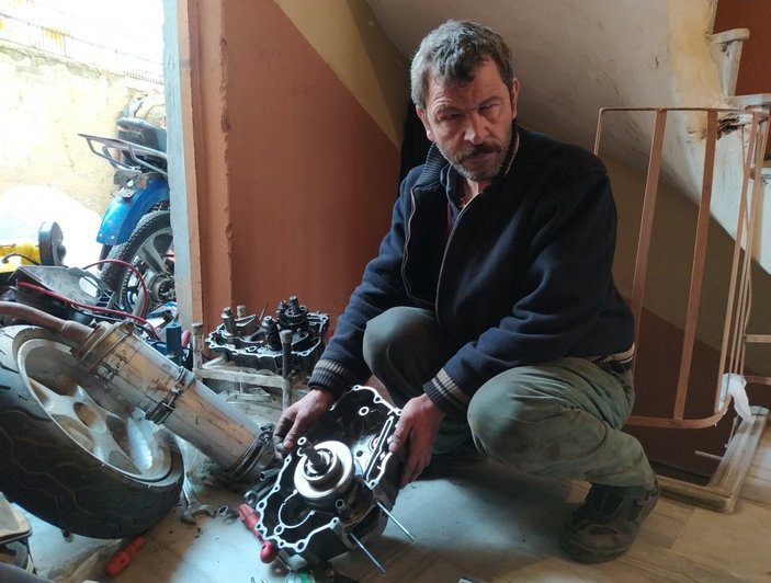 Bursa'da görmeden motosiklet tamir ediyor