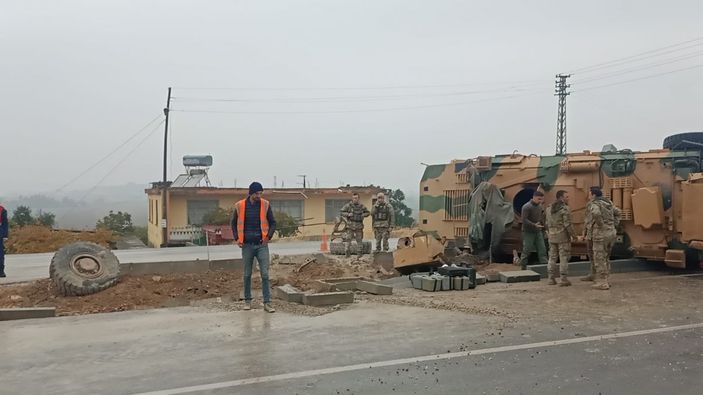 Hatay'da devrilen zırhlı araçtaki askerler yaralandı