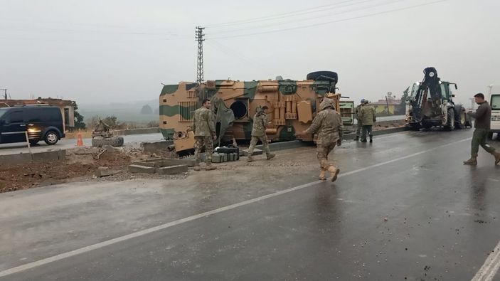 Hatay'da devrilen zırhlı araçtaki askerler yaralandı