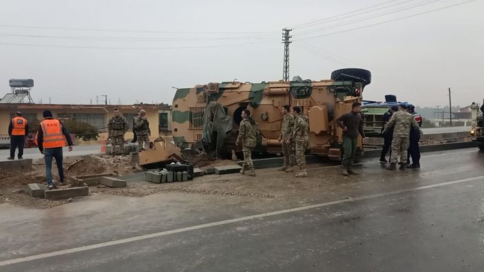 Hatay'da devrilen zırhlı araçtaki askerler yaralandı