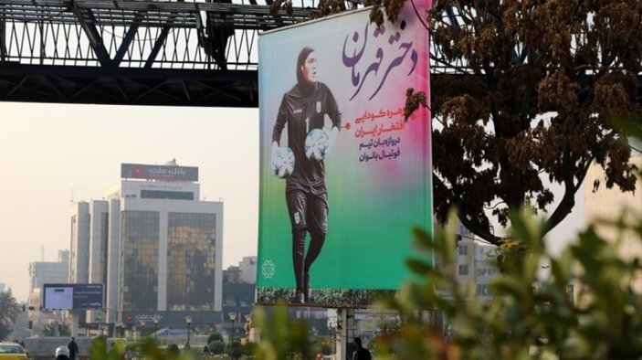 Cinsiyeti tartışılan İranlı kadın kaleci Koudaei'nin posterleri asıldı