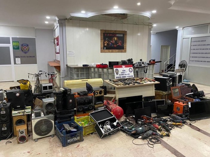 İzmir'de hırsızın evinde kamyonet dolusu çalıntı malzeme bulundu