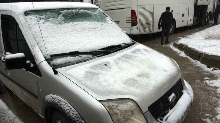 İ Bitlis'e mevsimin ilk karı düştü