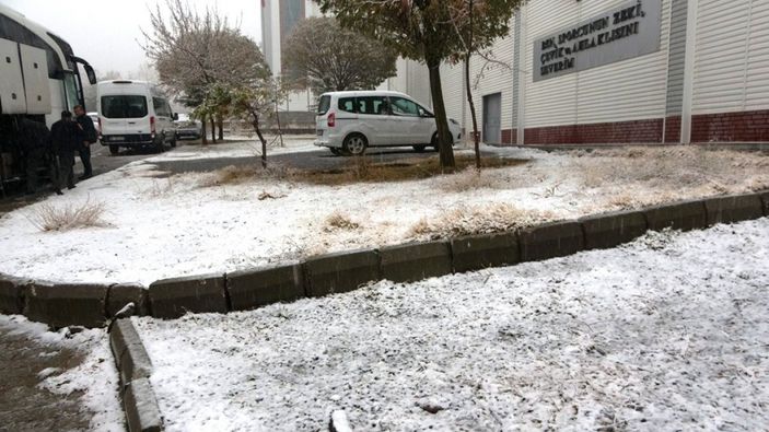 i Bitlis'e mevsimin ilk karı düştü