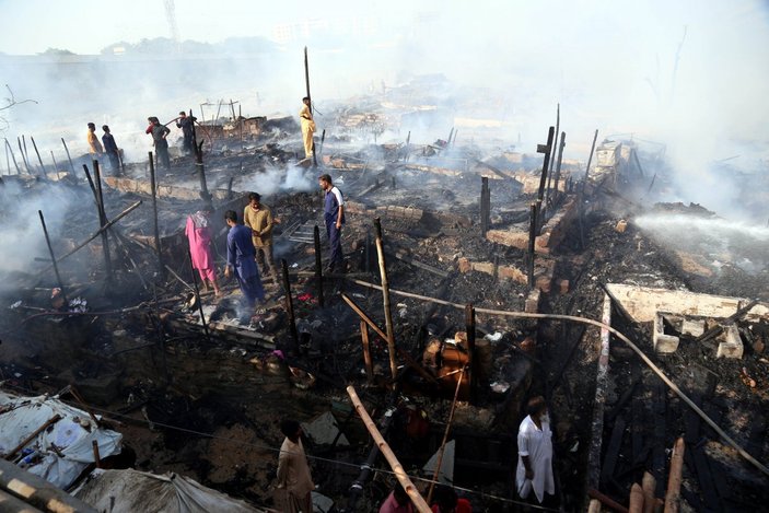 Pakistan'da, yüzlerce barınak yangında kül oldu