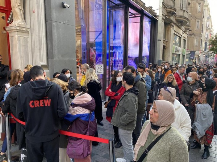 Yenilenen Tarihi Beyoğlu Alkazar Sineması önünde uzun kuyruklar