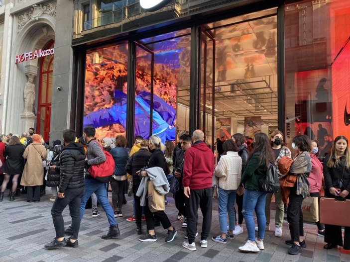 Yenilenen Tarihi Beyoğlu Alkazar Sineması önünde uzun kuyruklar