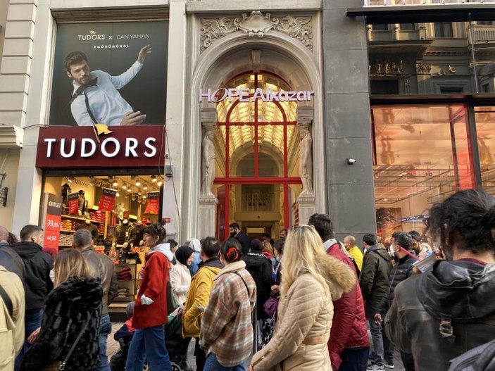 Yenilenen Tarihi Beyoğlu Alkazar Sineması önünde uzun kuyruklar